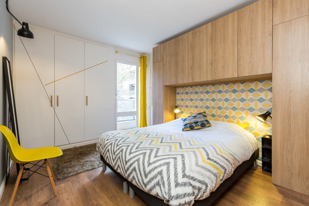 パリにある小さなコンテンポラリースタイルのおしゃれな主寝室 (無垢フローリング、暖炉なし、茶色い壁) のインテリア