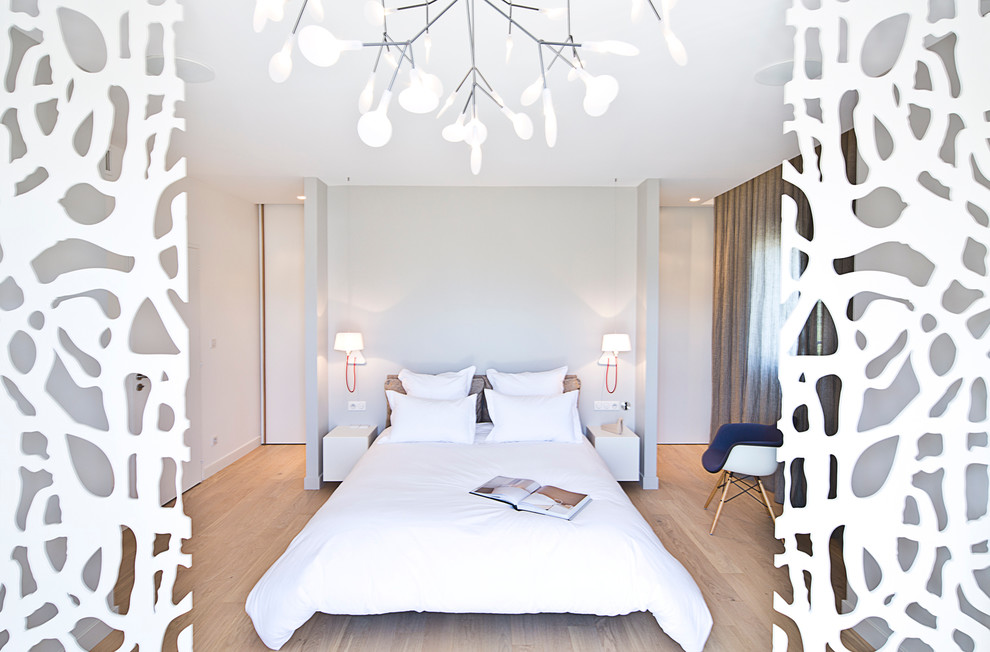 Example of a trendy bedroom design in Grenoble