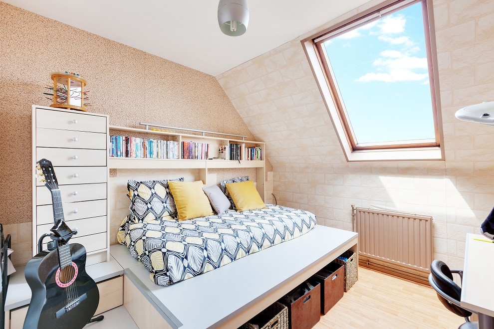 Inspiration pour une chambre design avec un mur beige, parquet clair et un sol beige.