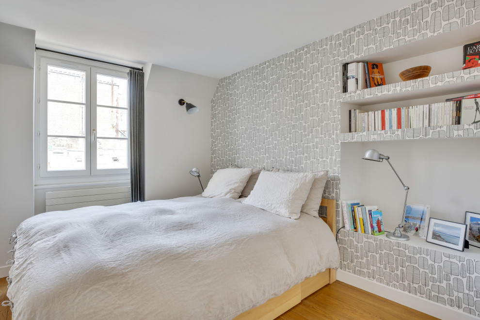 Modernes Schlafzimmer mit bunten Wänden, braunem Holzboden, braunem Boden und Tapetenwänden in Paris
