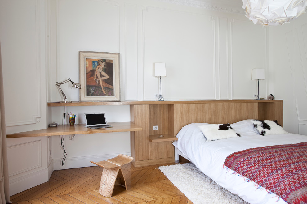 Design ideas for a contemporary bedroom in Paris with feature lighting.
