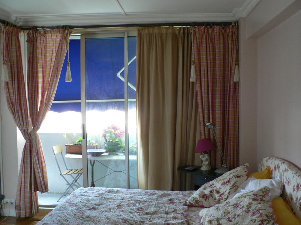 Exemple d'une chambre parentale tendance de taille moyenne avec un mur beige, parquet foncé et un sol beige.