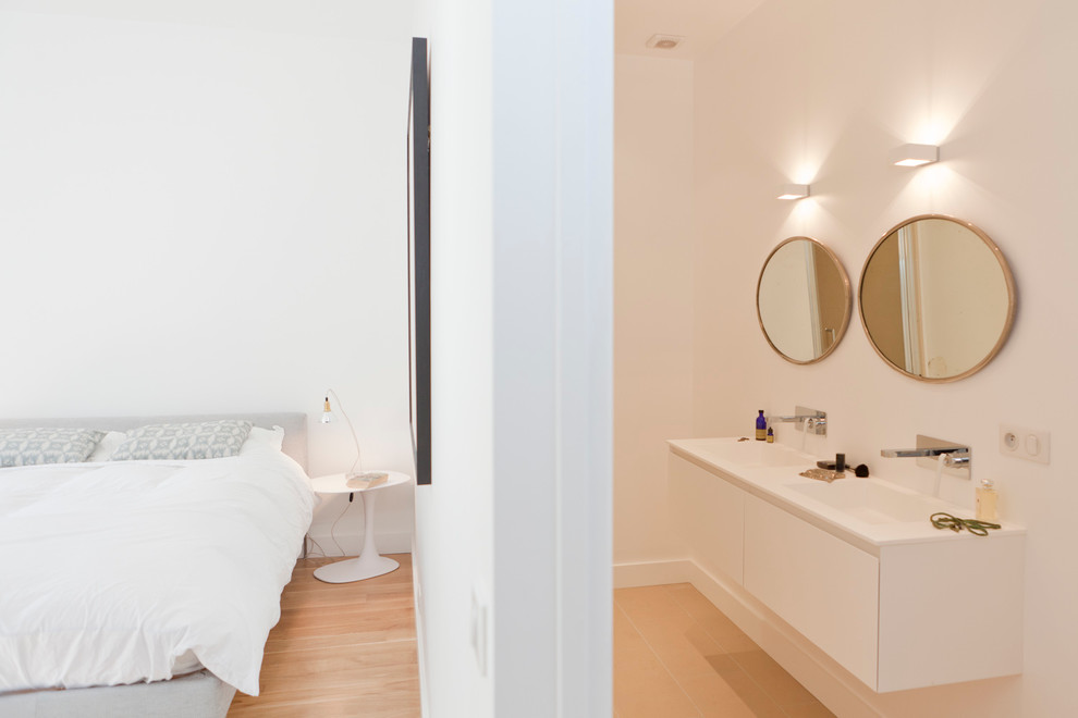 Großes Modernes Hauptschlafzimmer ohne Kamin mit weißer Wandfarbe, braunem Holzboden und braunem Boden in Paris