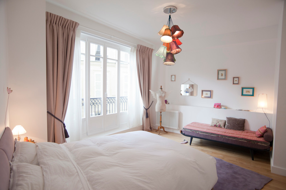 На фото: хозяйская спальня среднего размера в стиле фьюжн с белыми стенами, паркетным полом среднего тона и коричневым полом без камина