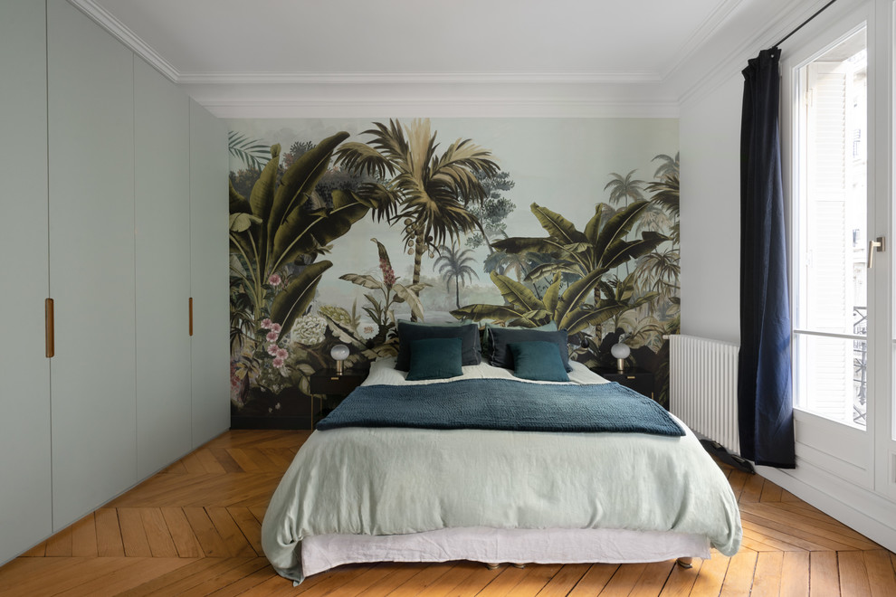 Immagine di una camera da letto minimal con pareti multicolore, pavimento in legno massello medio e pavimento marrone