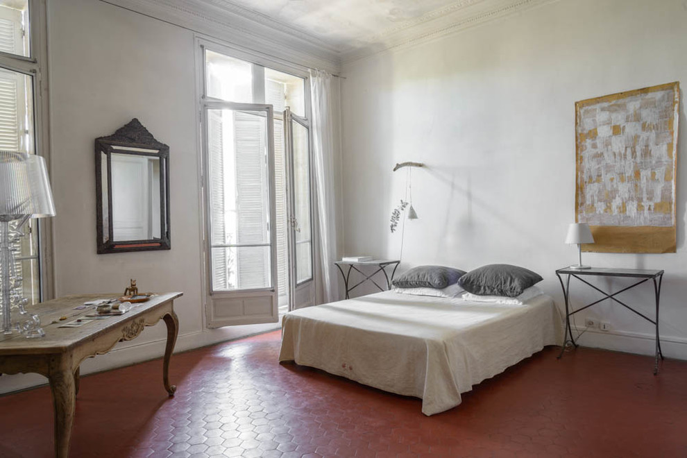 Идея дизайна: большая хозяйская спальня в средиземноморском стиле с белыми стенами и полом из терракотовой плитки без камина