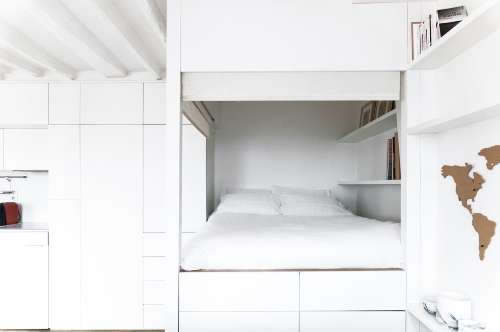 Exemple d'une petite chambre mansardée ou avec mezzanine tendance avec un mur blanc, parquet clair et aucune cheminée.