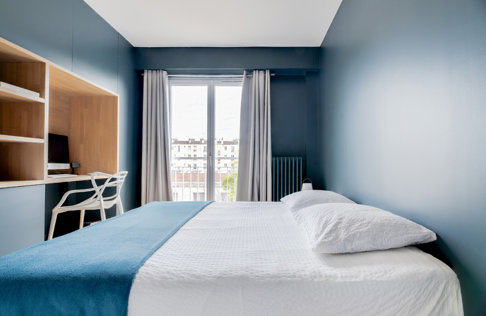 Exemple d'une chambre d'amis tendance de taille moyenne avec un mur bleu et aucune cheminée.