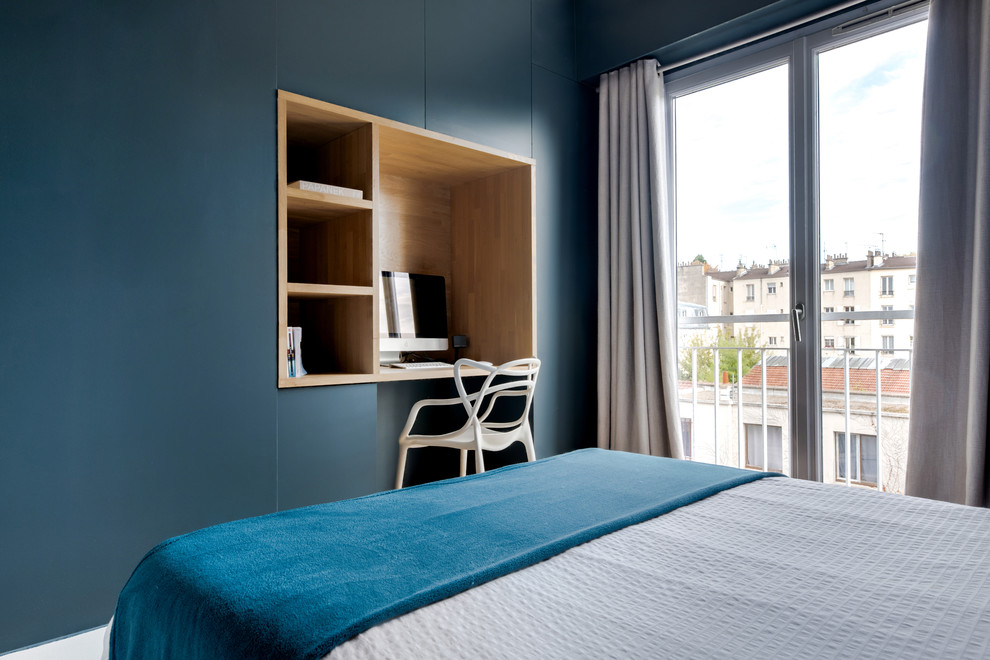 Modelo de habitación de invitados actual de tamaño medio sin chimenea con paredes azules