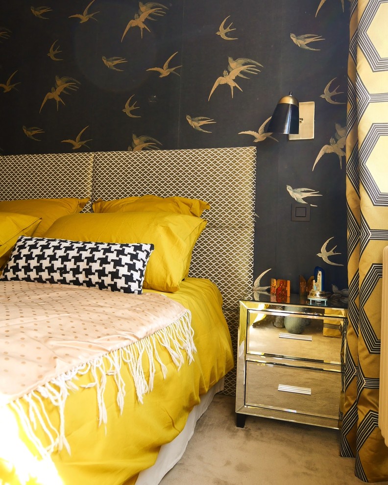 На фото: хозяйская спальня среднего размера в современном стиле с черными стенами и ковровым покрытием без камина с