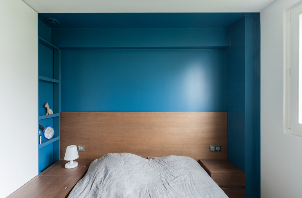 Ejemplo de dormitorio principal contemporáneo pequeño sin chimenea con paredes azules