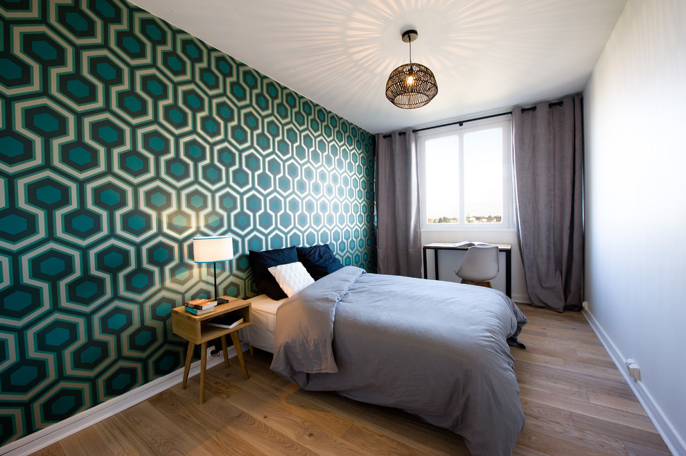 Свежая идея для дизайна: хозяйская спальня среднего размера в скандинавском стиле с светлым паркетным полом, коричневым полом и зелеными стенами без камина - отличное фото интерьера