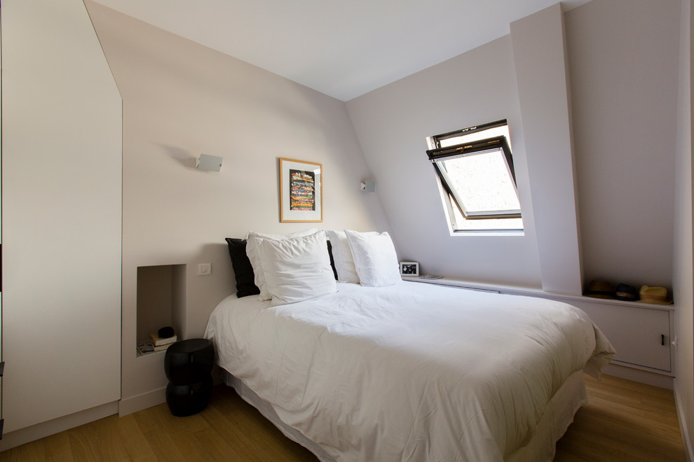 На фото: спальня среднего размера в скандинавском стиле с