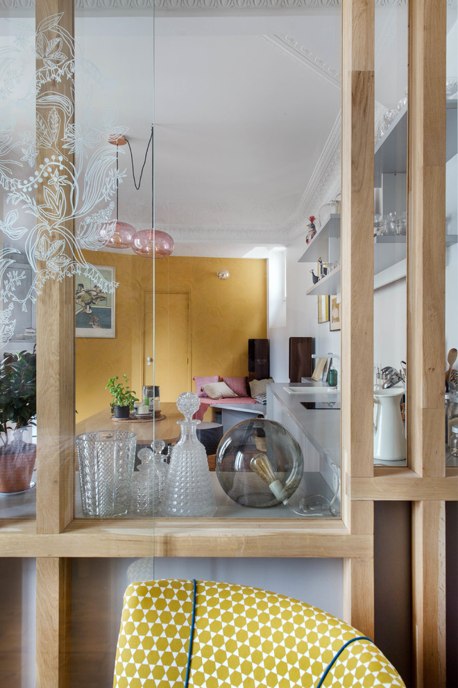 Kleines Skandinavisches Schlafzimmer mit gelber Wandfarbe in Paris