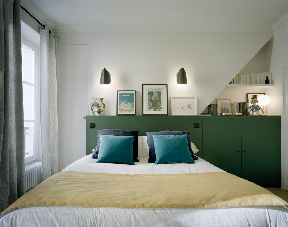 Mittelgroßes Modernes Hauptschlafzimmer ohne Kamin mit weißer Wandfarbe, hellem Holzboden und braunem Boden in Paris