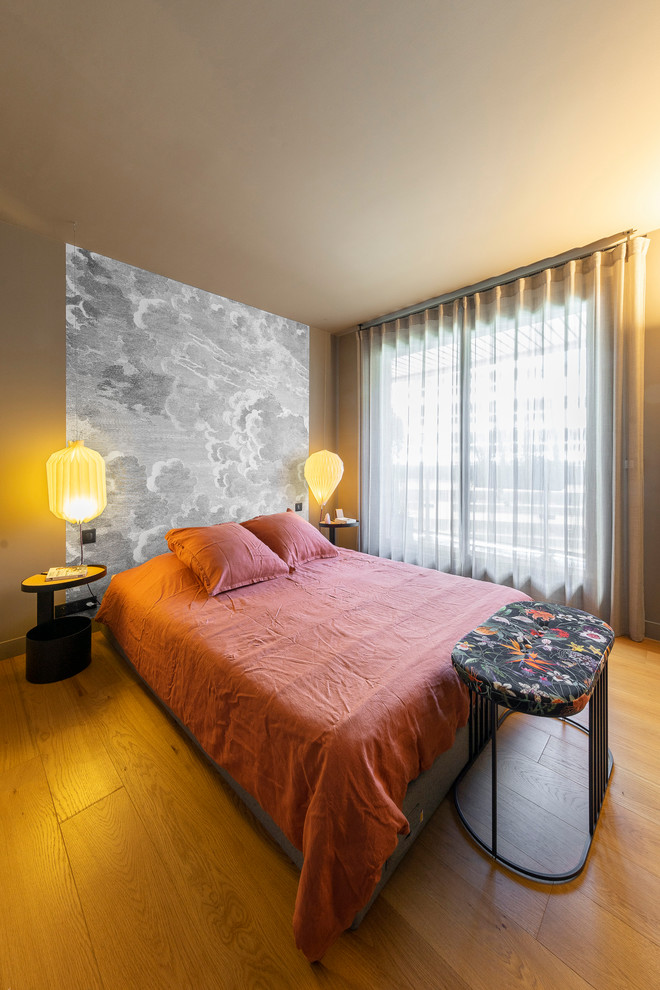 パリにある中くらいなモダンスタイルのおしゃれな主寝室 (茶色い壁、淡色無垢フローリング、暖炉なし、茶色い床)