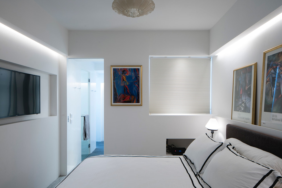 Источник вдохновения для домашнего уюта: хозяйская спальня среднего размера в современном стиле с белыми стенами, бетонным полом и серым полом без камина