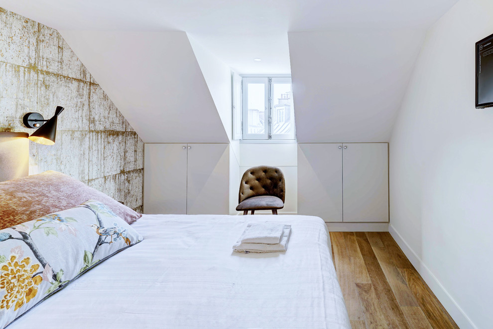 パリにあるトランジショナルスタイルのおしゃれな寝室 (白い壁、無垢フローリング、茶色い床)