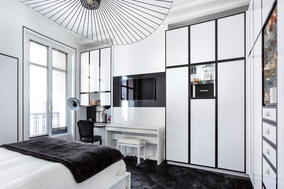 Идея дизайна: спальня в современном стиле с ковровым покрытием и черным полом
