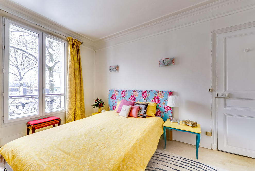 Cette image montre une chambre d'amis bohème avec un mur blanc et un sol beige.