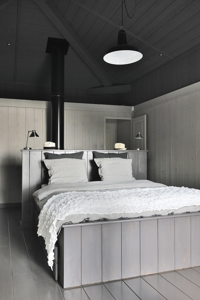 Стильный дизайн: хозяйская спальня среднего размера в морском стиле с серыми стенами и деревянным полом без камина - последний тренд