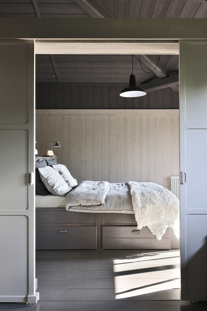 Imagen de dormitorio principal de estilo de casa de campo de tamaño medio con paredes beige y suelo de madera clara