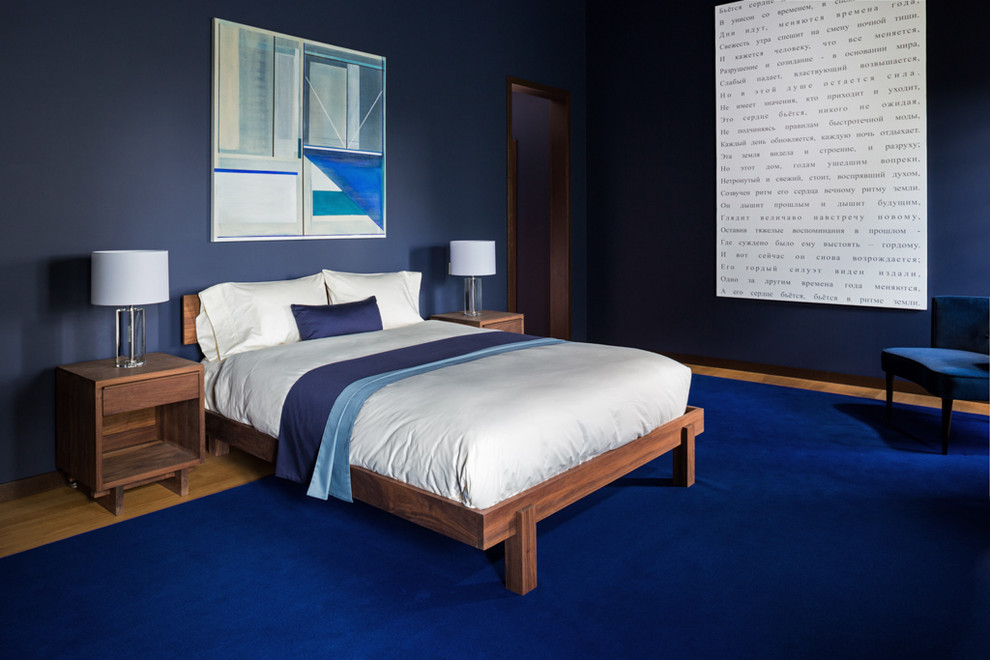 Стильный дизайн: хозяйская спальня: освещение в современном стиле с синими стенами и паркетным полом среднего тона без камина - последний тренд