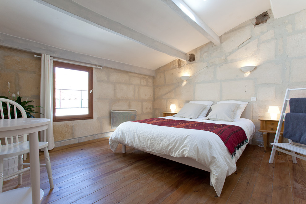 Exempel på ett lantligt sovrum, med vita väggar och ljust trägolv
