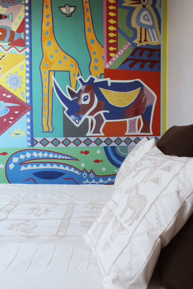Inspiration pour une chambre d'amis design de taille moyenne avec un mur multicolore et sol en stratifié.