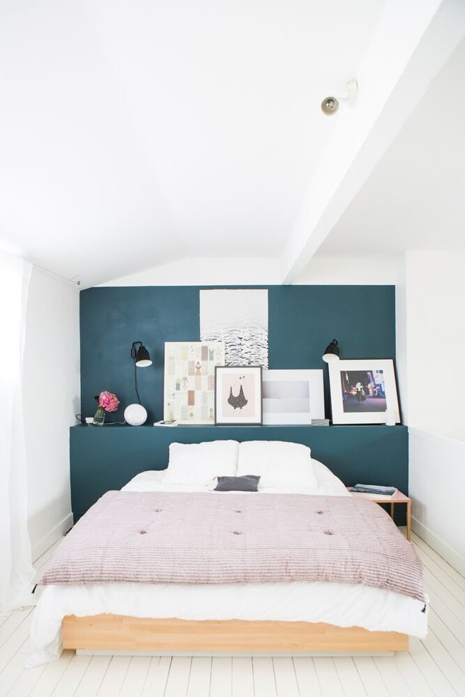 Foto de dormitorio escandinavo con paredes azules