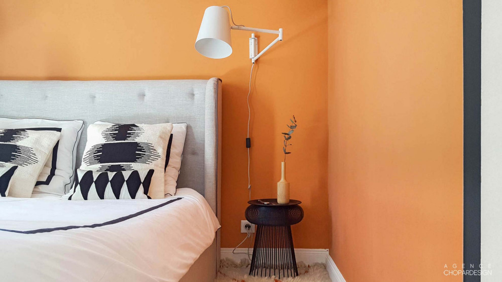 Стильный дизайн: хозяйская спальня среднего размера в стиле фьюжн с красными стенами и светлым паркетным полом - последний тренд