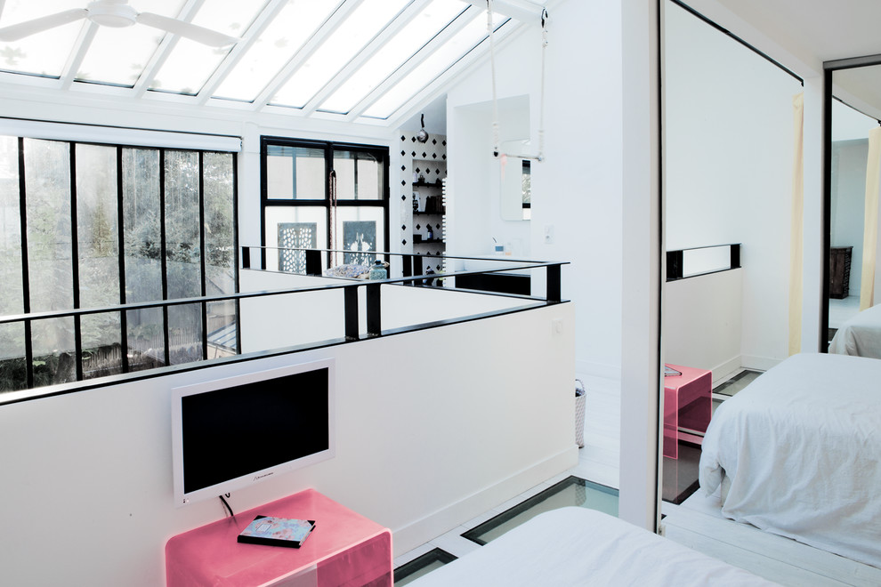 На фото: спальня среднего размера на антресоли в скандинавском стиле с белыми стенами