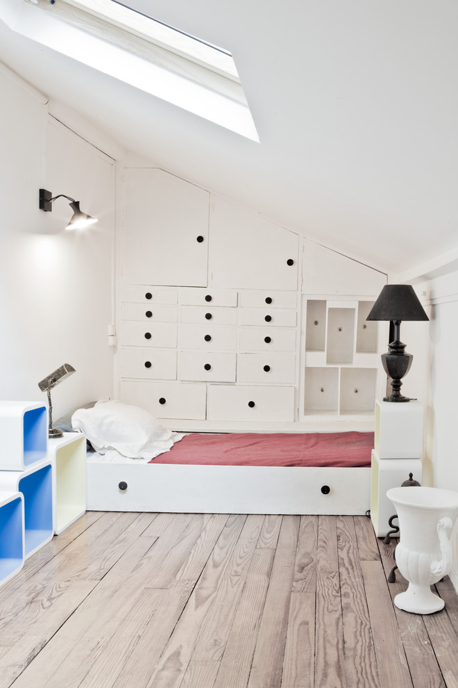 Idee per una camera matrimoniale scandinava di medie dimensioni con pareti bianche e parquet chiaro
