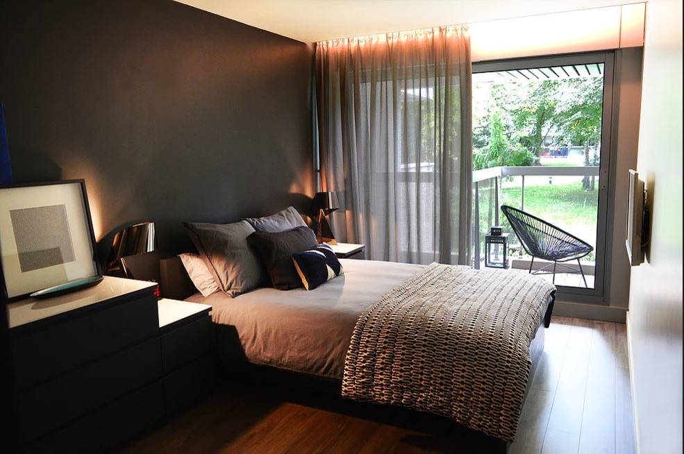 Свежая идея для дизайна: маленькая хозяйская спальня в современном стиле с черными стенами, полом из ламината и серым полом для на участке и в саду - отличное фото интерьера