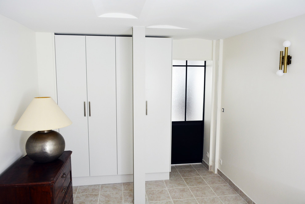 Idee per una camera degli ospiti classica di medie dimensioni con pareti bianche, pavimento in terracotta e pavimento beige