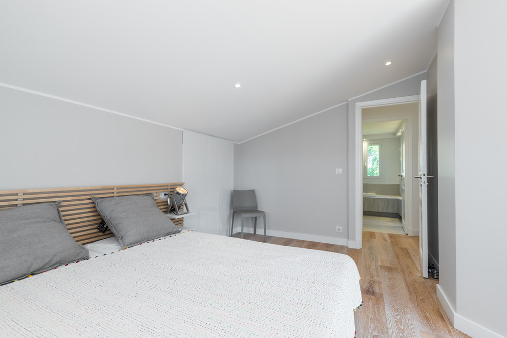 На фото: хозяйская спальня среднего размера в современном стиле с бежевыми стенами, полом из фанеры и бежевым полом с