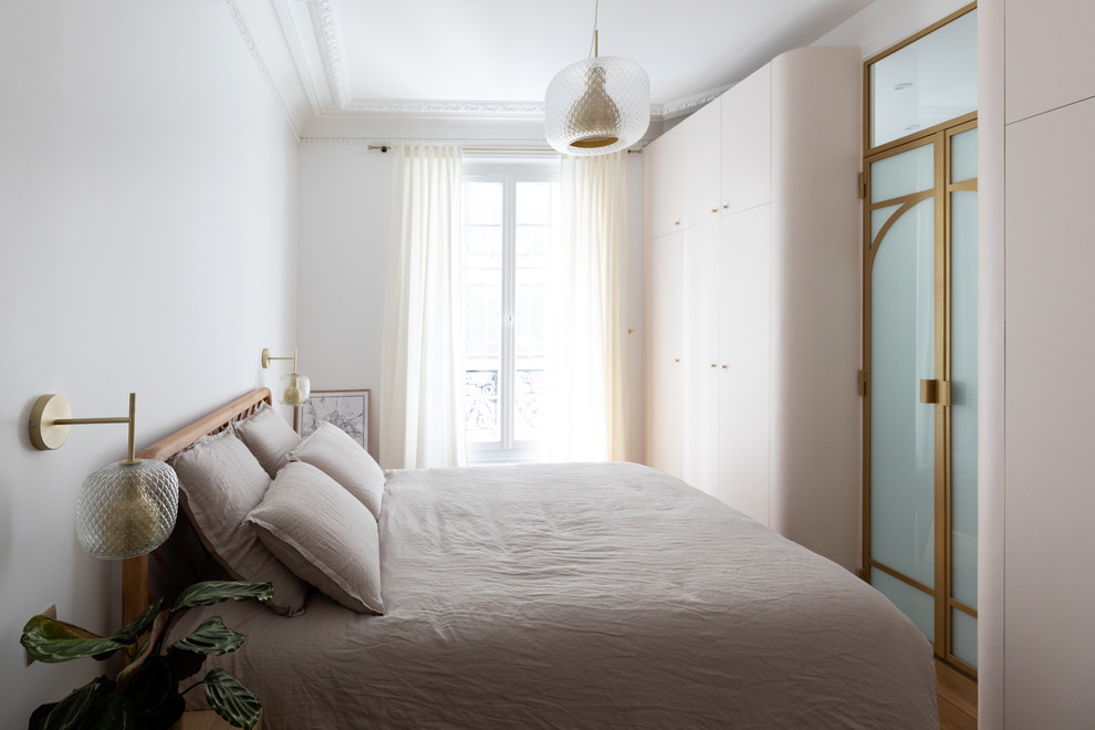 Esempio di una piccola camera matrimoniale contemporanea con pareti bianche, parquet scuro, nessun camino e pavimento marrone
