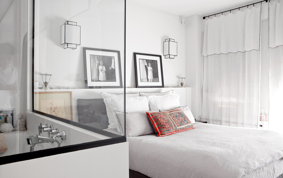 На фото: хозяйская спальня среднего размера в классическом стиле с белыми стенами без камина с