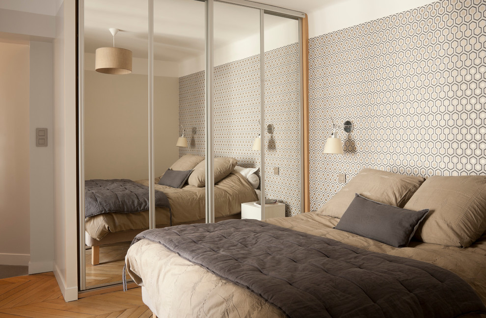 Пример оригинального дизайна: спальня в современном стиле с разноцветными стенами и паркетным полом среднего тона