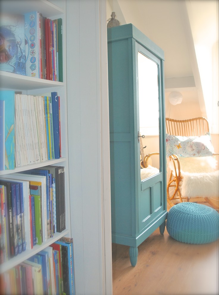 Mittelgroßes Modernes Schlafzimmer im Loft-Style mit weißer Wandfarbe und hellem Holzboden in Nantes
