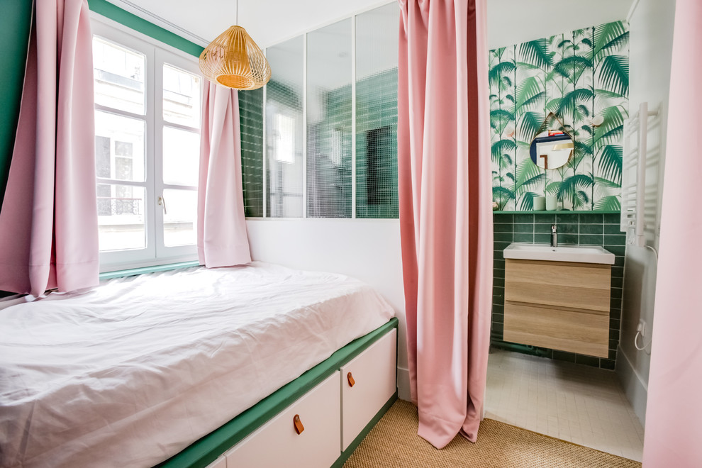 パリにあるコンテンポラリースタイルのおしゃれな寝室 (緑の壁、カーペット敷き、ベージュの床) のインテリア