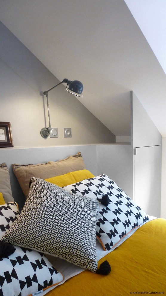 Inspiration pour une petite chambre parentale design avec un mur gris, un sol en vinyl, aucune cheminée et un sol gris.