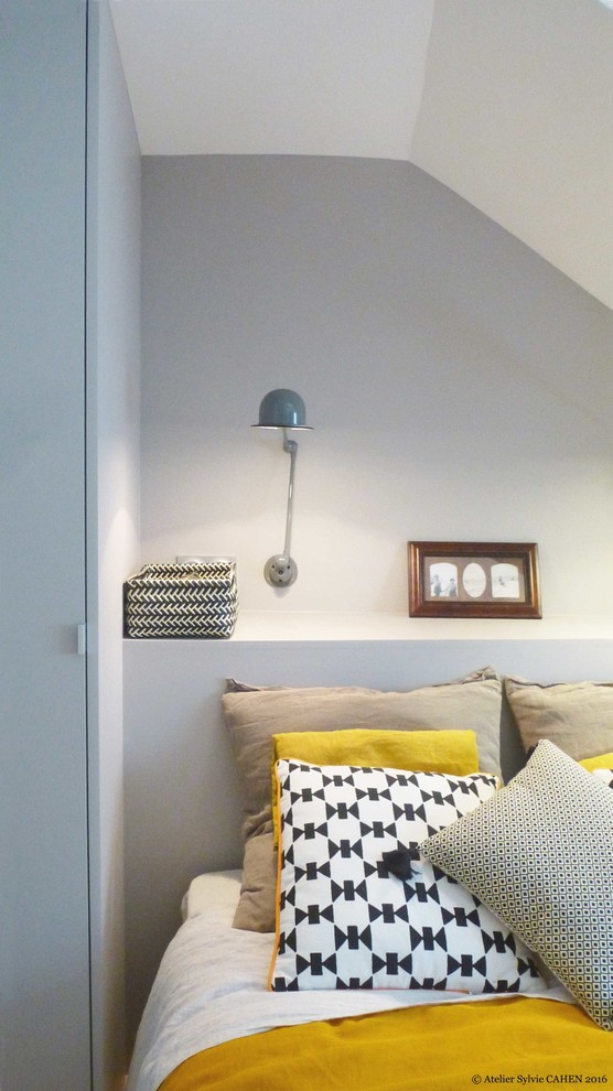 Idées déco pour une petite chambre parentale contemporaine avec un mur gris, un sol en vinyl, aucune cheminée et un sol gris.