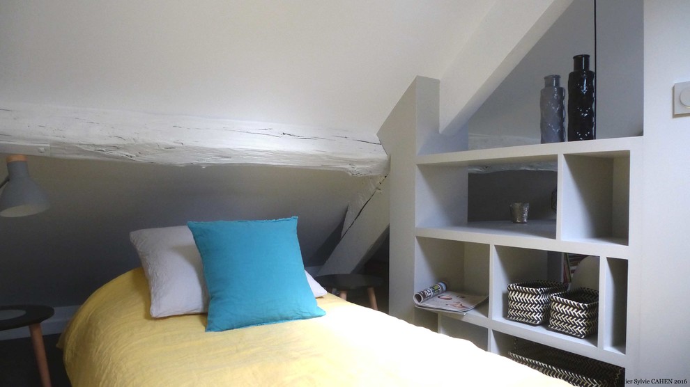 Modelo de dormitorio tipo loft contemporáneo pequeño sin chimenea con paredes blancas, suelo vinílico y suelo gris