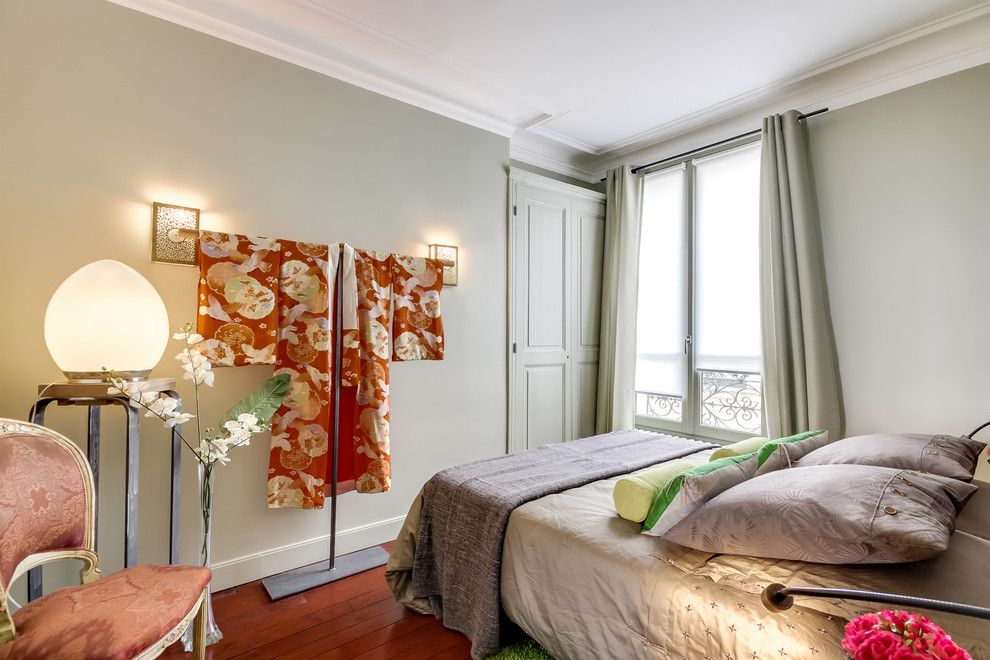Kleines Klassisches Gästezimmer ohne Kamin mit grüner Wandfarbe und braunem Holzboden in Paris