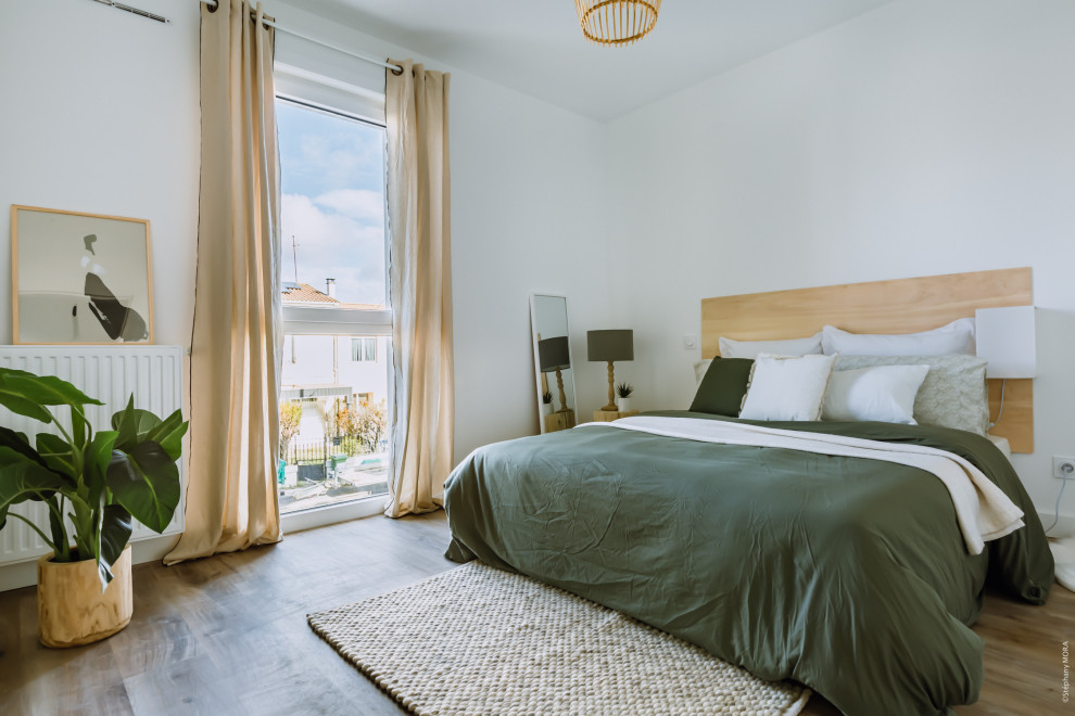 Mittelgroßes Nordisches Hauptschlafzimmer mit weißer Wandfarbe, Linoleum und grauem Boden in Bordeaux