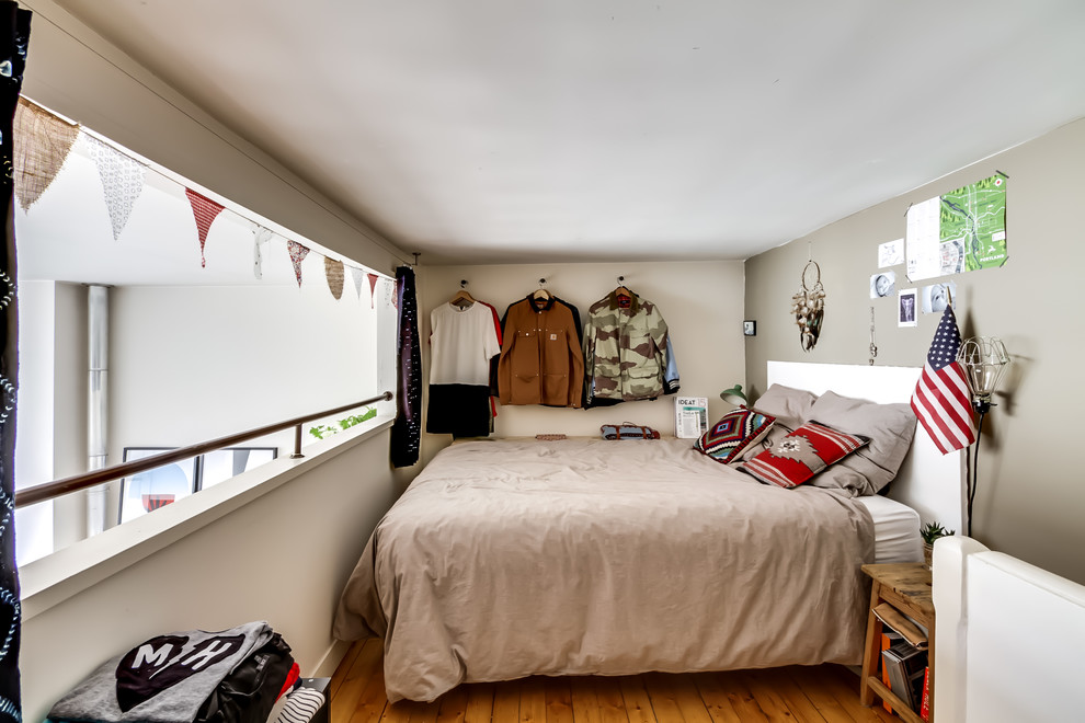 Imagen de dormitorio contemporáneo con paredes verdes y suelo de madera en tonos medios
