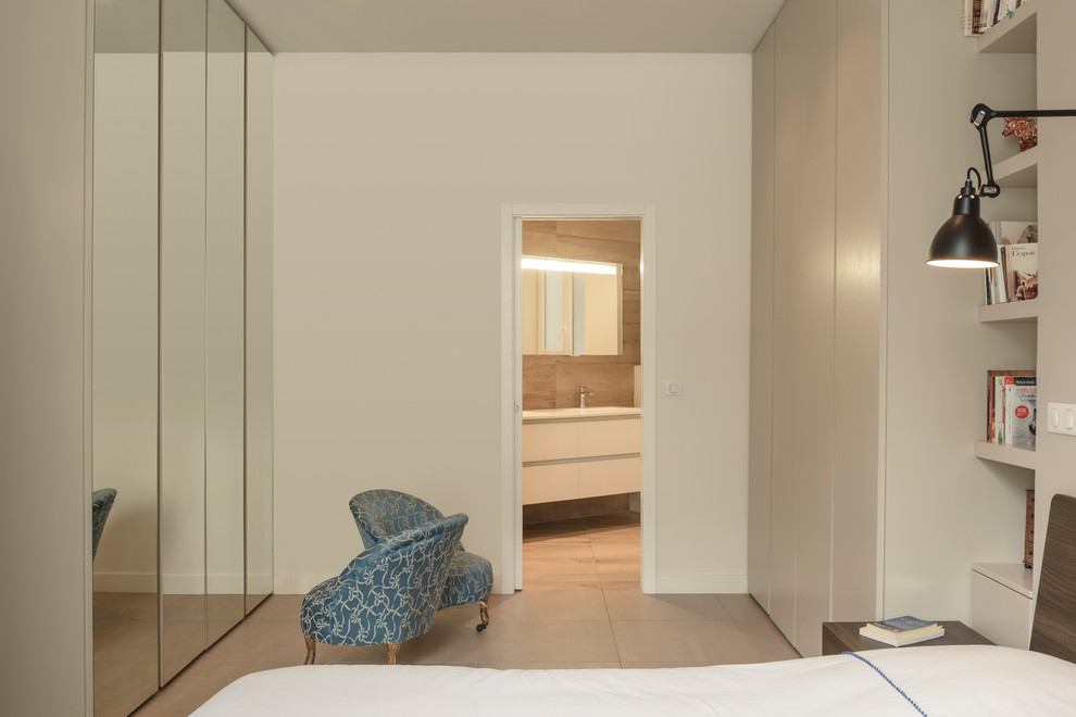 На фото: большая хозяйская спальня в стиле модернизм с бежевыми стенами без камина