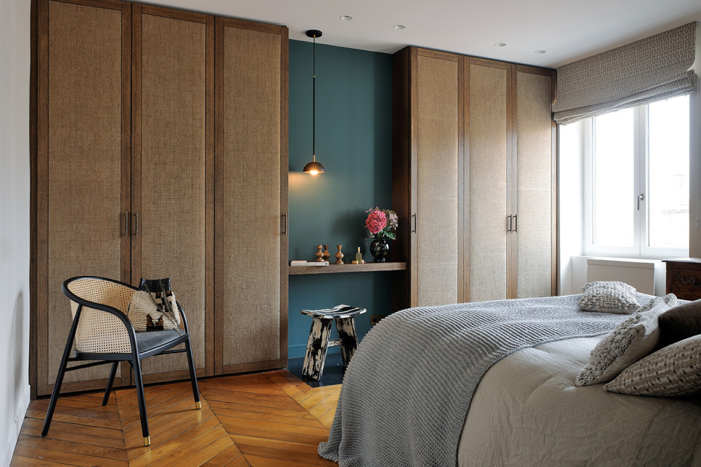 Mittelgroßes Modernes Schlafzimmer mit weißer Wandfarbe, braunem Holzboden und braunem Boden in Lyon