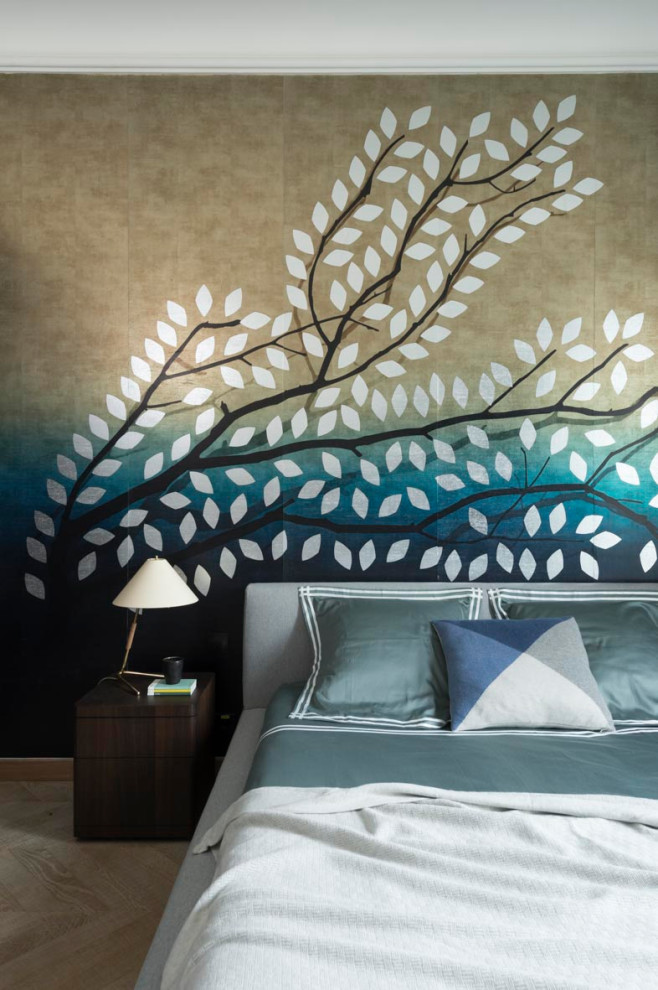 Cette image montre une chambre design avec un mur multicolore, parquet clair et un sol beige.